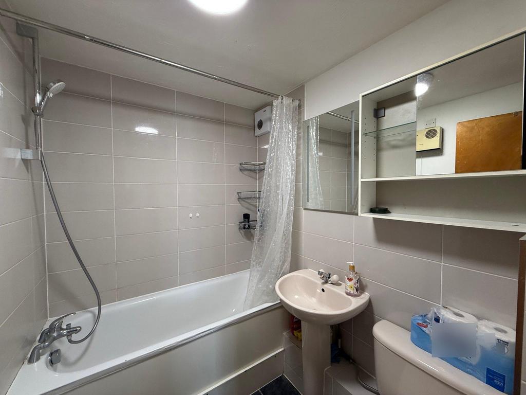 Apartment in Wembley, Sudbury - View 4