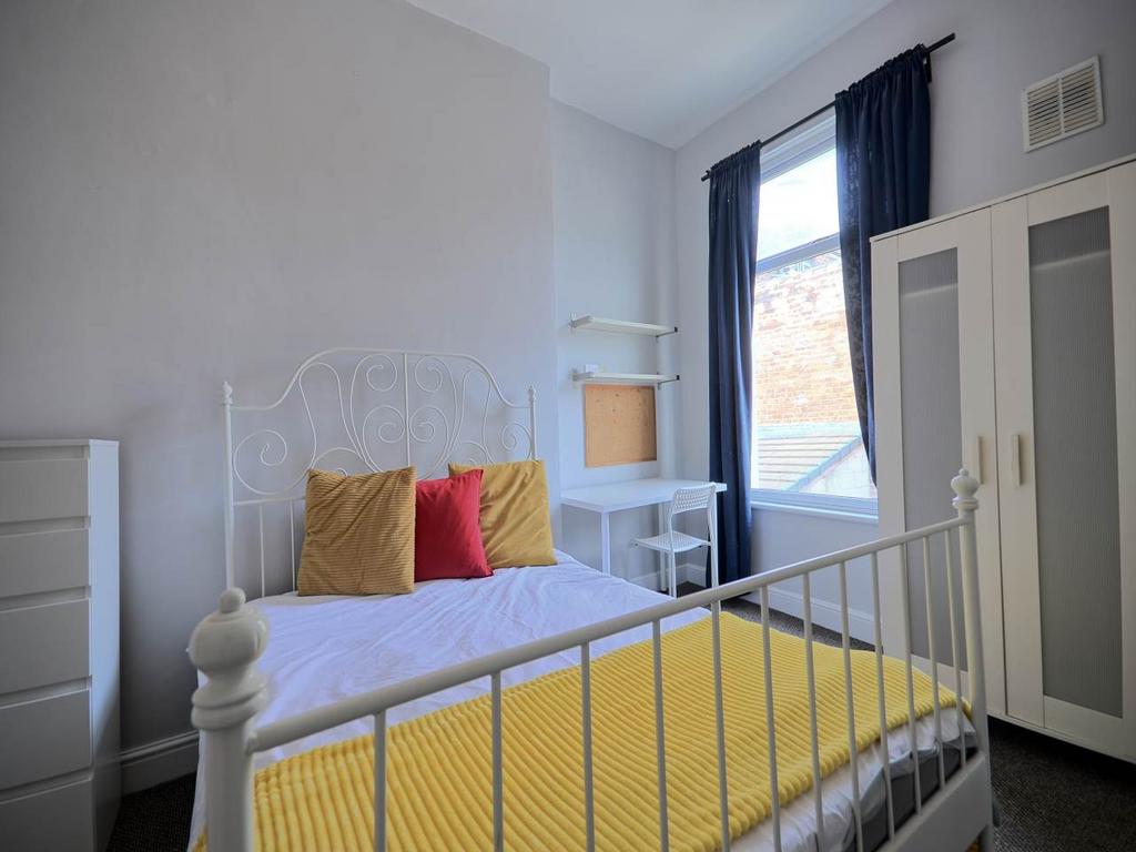 House in Liverpool, Wavertree - More