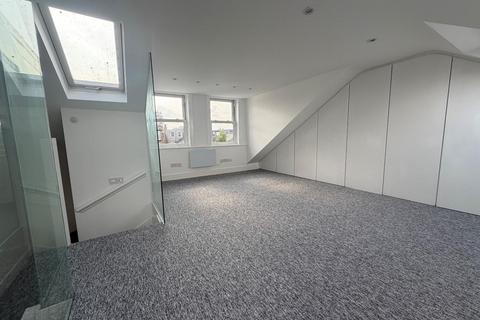 Studio to rent, Northcote Road, Twickenham