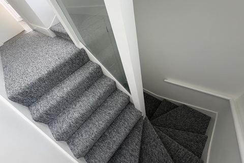 Studio to rent, Northcote Road, Twickenham