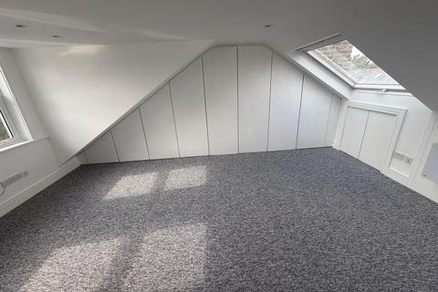 Studio to rent, Northcote Road, Twickenham