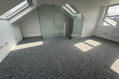 Studio to rent, Northcote Road, Twickenham