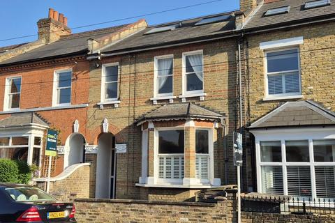Studio to rent, Northcote Road, Twickenham