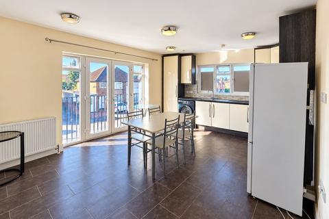 4 bedroom duplex to rent, King Georges Avenue, Watford, Hertfordshire, WD18