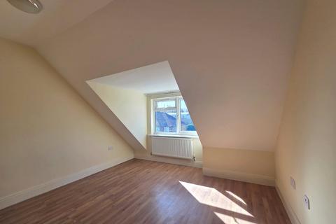 4 bedroom duplex to rent, King Georges Avenue, Watford, Hertfordshire, WD18