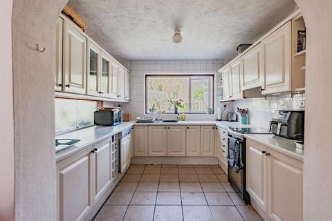 5 bedroom detached house for sale, Smallfield Road, Horley
