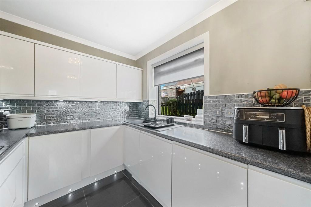 House in Glasgow, North Lanarkshire - More