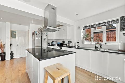 5 bedroom semi-detached house for sale, Eastern Avenue, Aveley, RM15