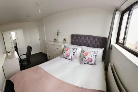 4 bedroom flat to rent, Crondall Street