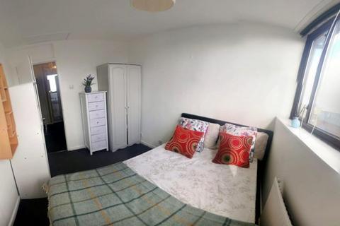 4 bedroom flat to rent, Crondall Street