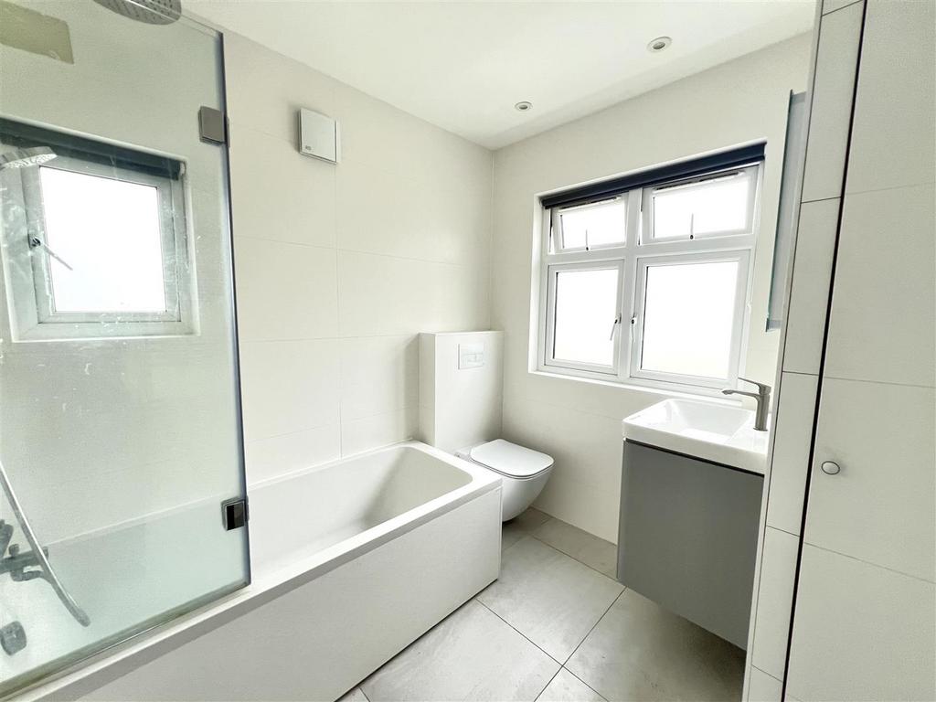 House in Surbiton - View 4
