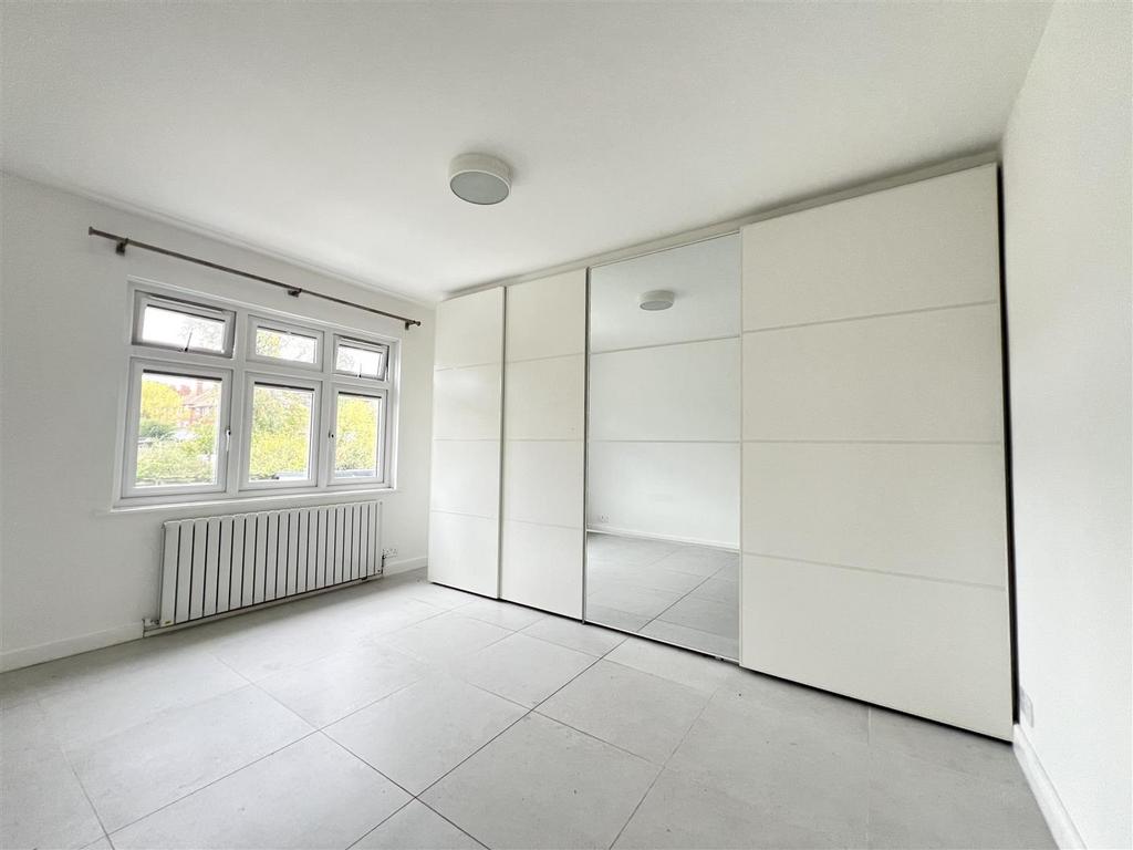 House in Surbiton - More