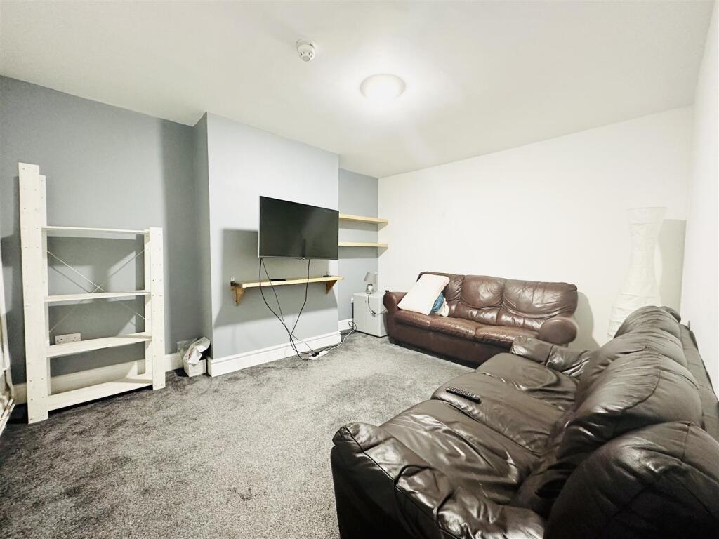 House in Nottingham - View 3