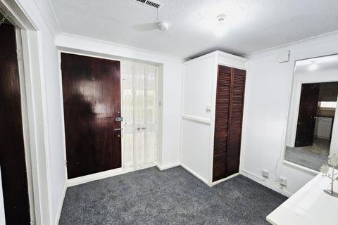 2 bedroom flat for sale, Coniston Court, Stonegrove, Edgware HA8