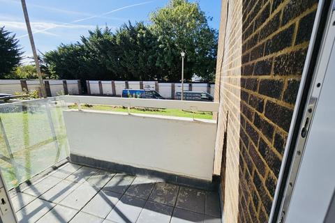 2 bedroom flat for sale, Coniston Court, Stonegrove, Edgware HA8