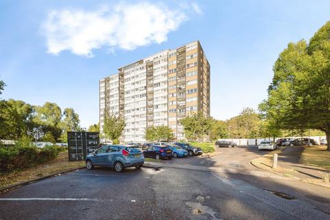 2 bedroom flat for sale, Slewins Close, Hornchurch, RM11
