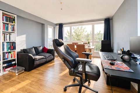 2 bedroom flat for sale, Slewins Close, Hornchurch, RM11
