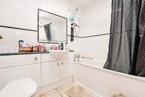 2 bedroom flat for sale, Slewins Close, Hornchurch, RM11