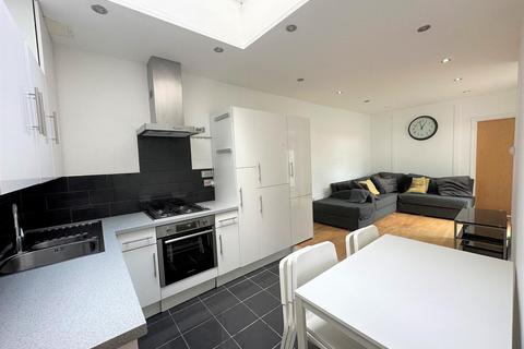 3 bedroom flat to rent, Hornsey Road, London
