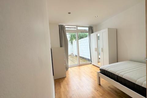 3 bedroom flat to rent, Hornsey Road, London