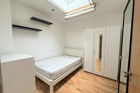 3 bedroom flat to rent, Hornsey Road, London
