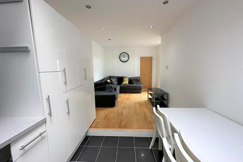 3 bedroom flat to rent, Hornsey Road, London