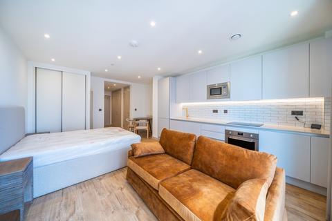 Studio to rent, The Eades, 11 Selborne Road London E17