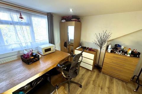 Studio to rent, Windsor Road, Ilford IG1