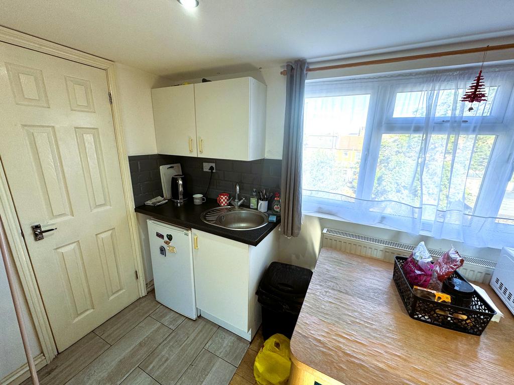 Apartment in Ilford - View 4