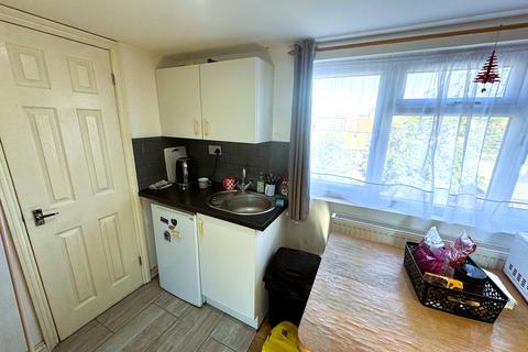 Studio to rent, Windsor Road, Ilford IG1