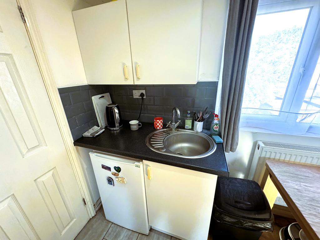 Apartment in Ilford - View 5