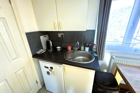 Studio to rent, Windsor Road, Ilford IG1