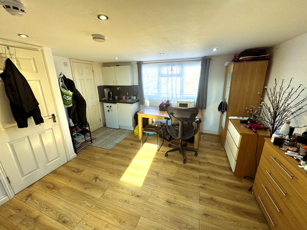 Apartment in Ilford - More