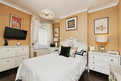 2 bedroom flat for sale, Manor Road, London, SE25