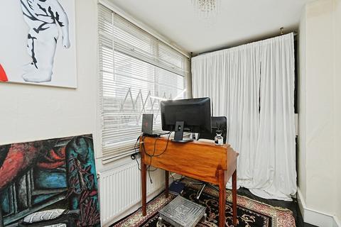 2 bedroom flat for sale, Manor Road, London, SE25
