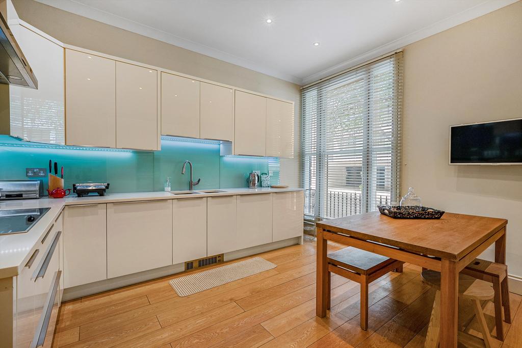 Apartment in Hyde Park - View 3