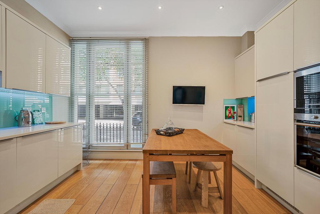 Apartment in Hyde Park - More
