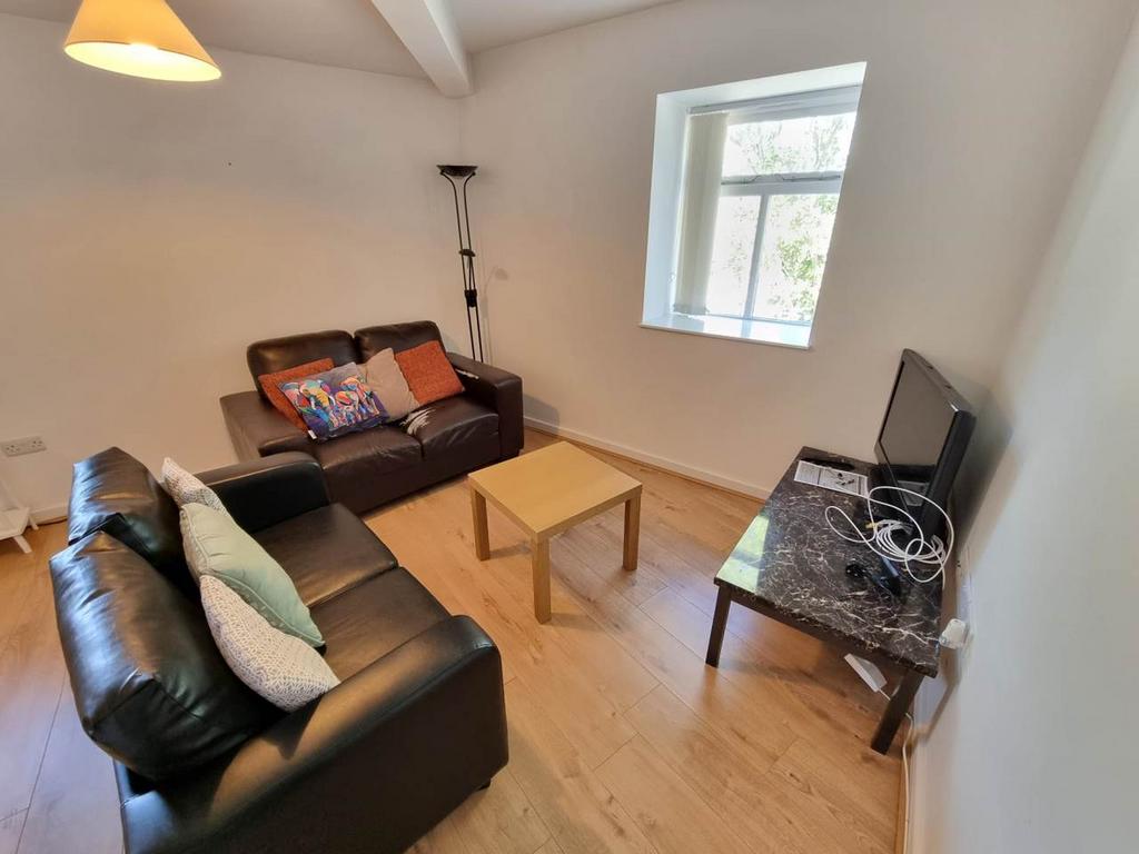 Apartment in Leeds, Sandford - View 2