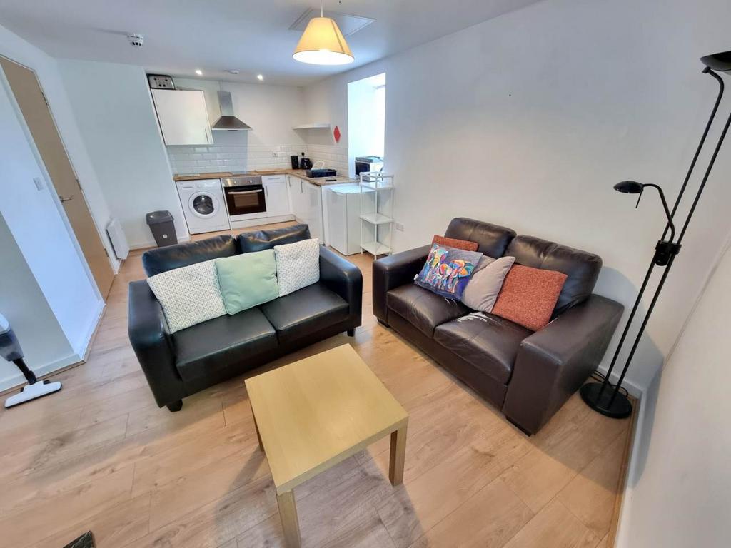 Apartment in Leeds, Sandford - View 5