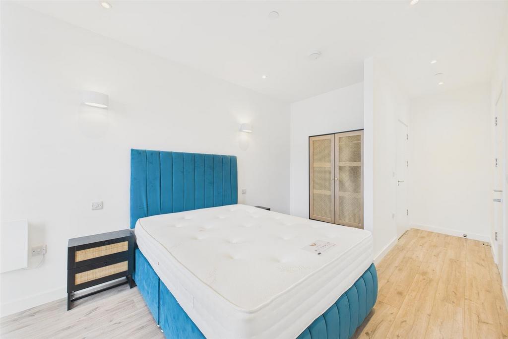 Apartment in Uxbridge - More