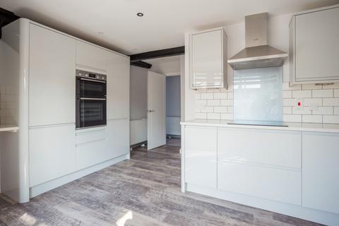 2 bedroom apartment to rent, High Street Marlborough SN8