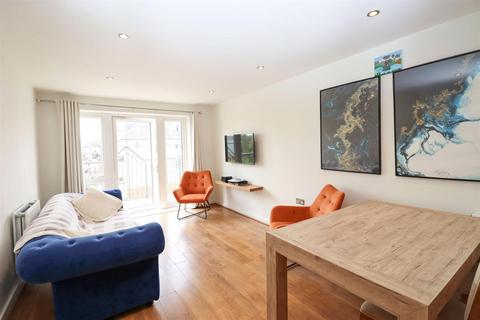 2 bedroom apartment for sale, Barn Avenue, Aldershot GU12