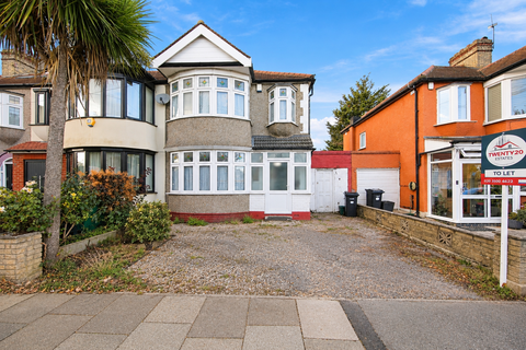3 bedroom terraced house to rent, Fairlop Road, Ilford IG6