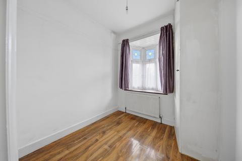 3 bedroom terraced house to rent, Fairlop Road, Ilford IG6