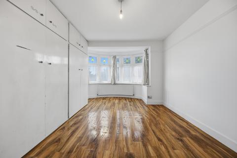 3 bedroom terraced house to rent, Fairlop Road, Ilford IG6