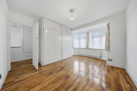 3 bedroom terraced house to rent, Fairlop Road, Ilford IG6