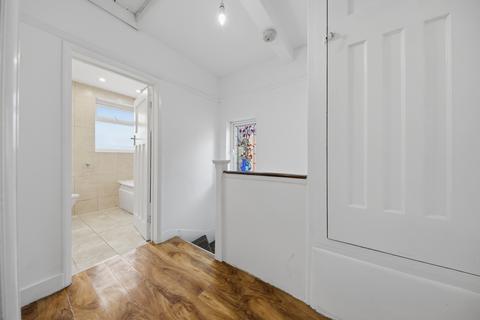 3 bedroom terraced house to rent, Fairlop Road, Ilford IG6
