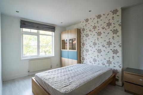 4 bedroom flat to rent, Lavender Avenue, Mitcham