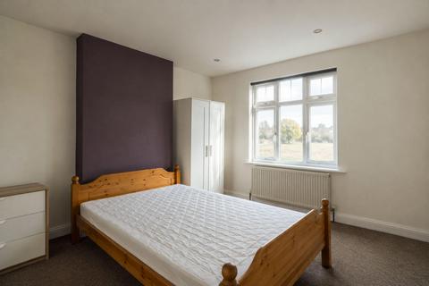 4 bedroom flat to rent, Lavender Avenue, Mitcham