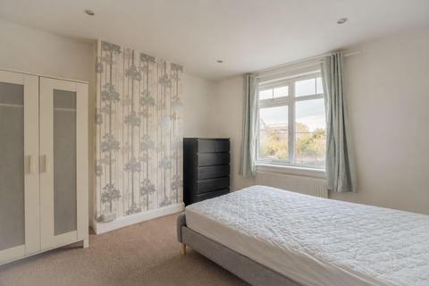 4 bedroom flat to rent, Lavender Avenue, Mitcham